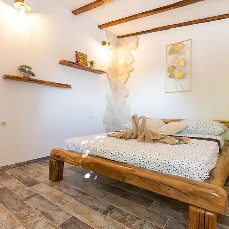 2 Bedroom Beautiful In Holiday home Benkovac