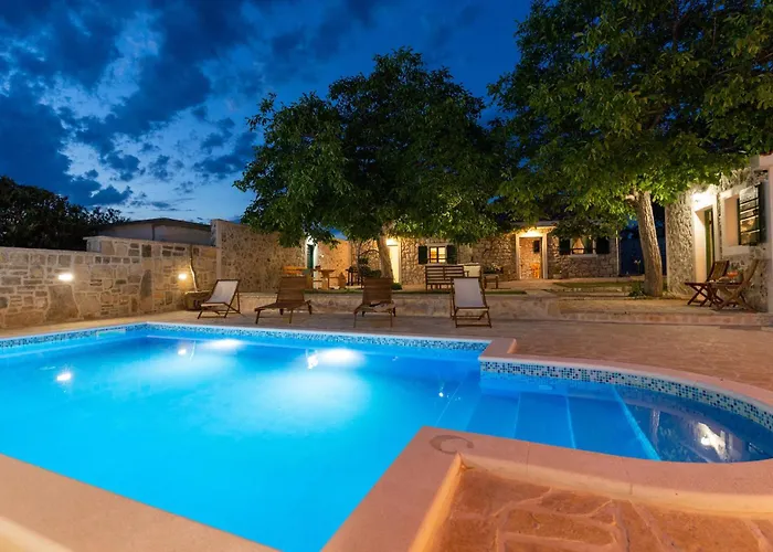 2 Bedroom Beautiful In Hébergement de vacances