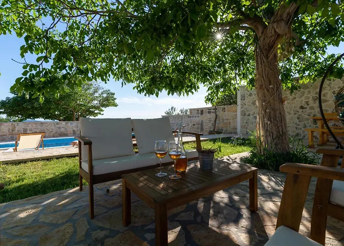 2 Bedroom Beautiful In Hébergement de vacances Benkovac