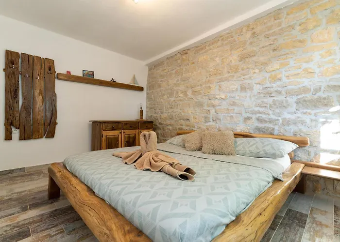 2 Bedroom Beautiful In Hébergement de vacances *