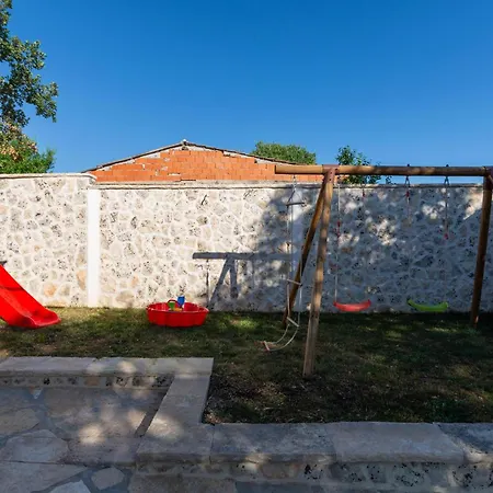 2 Bedroom Beautiful In בנקובאץ