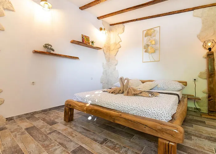 2 Bedroom Beautiful In Prázdninový dům Benkovac