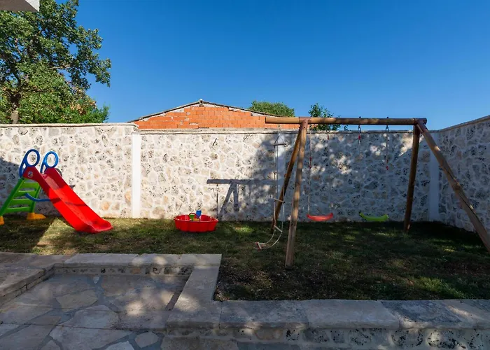 2 Bedroom Beautiful In בנקובאץ