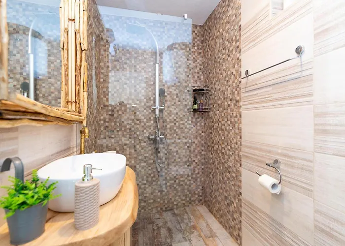 2 Bedroom Beautiful In בנקובאץ